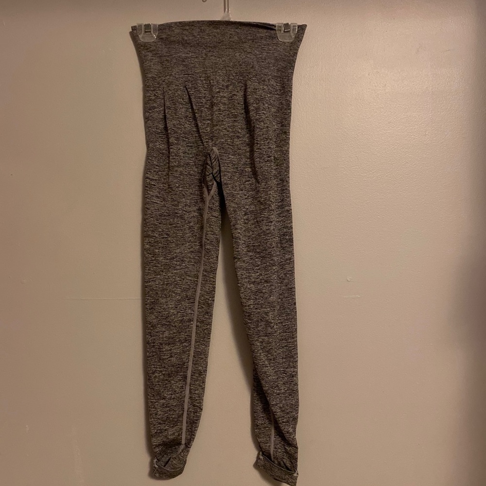 Victoria’s Secret PINK workout leggings